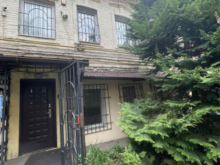 Продам 3-кімнатний квартиру в центрі.