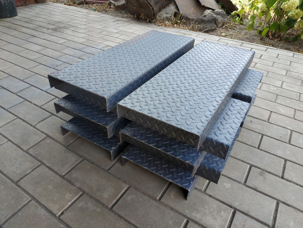 stupen-riflenaia-lestnicnaia-metalliceskaia-800x240-mm-big-3