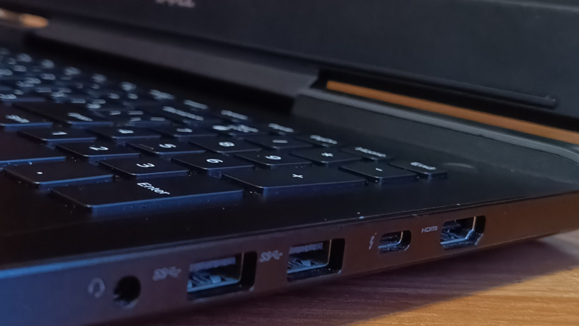 noutbuk-dell-inspiron-15-7577-big-2