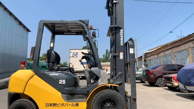 navantazuvac-komatsu-z-bicnim-zsuvom-ta-shhogloiu-45-metri-big-1