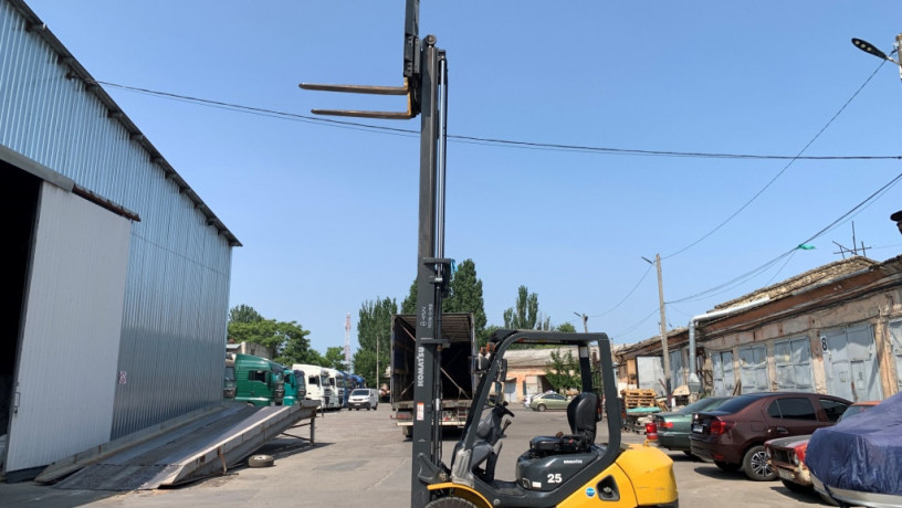 navantazuvac-komatsu-z-bicnim-zsuvom-ta-shhogloiu-45-metri-big-0