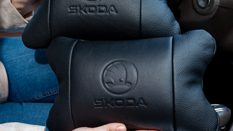 nabor-avtopodusek-skoda-iz-naturalnoi-kozi-brelokavtopoduska-na-podgolovnik-big-1
