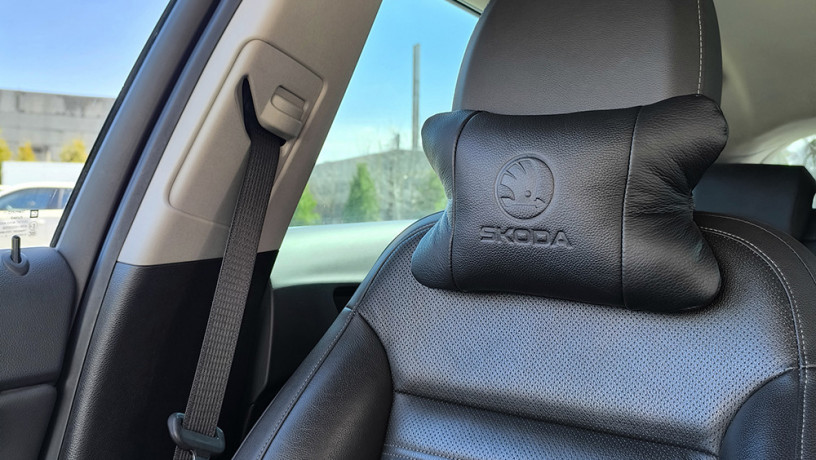 nabor-avtopodusek-skoda-iz-naturalnoi-kozi-brelokavtopoduska-na-podgolovnik-big-2