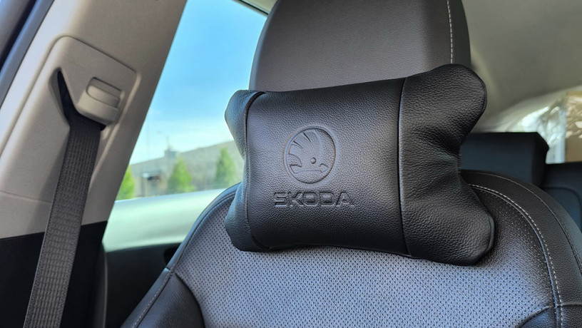 nabor-avtopodusek-skoda-iz-naturalnoi-kozi-brelokavtopoduska-na-podgolovnik-big-3