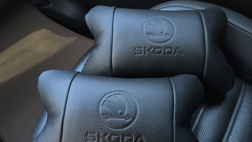 nabor-avtopodusek-skoda-iz-naturalnoi-kozi-brelokavtopoduska-na-podgolovnik-big-4