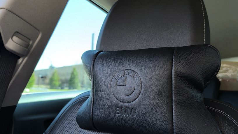 premialnyi-nabor-avtopodusek-bmw-iz-naturalnoi-kozi-poduski-brelok-big-1