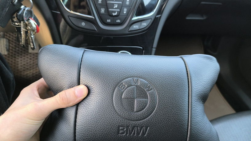 premialnyi-nabor-avtopodusek-bmw-iz-naturalnoi-kozi-poduski-brelok-big-3