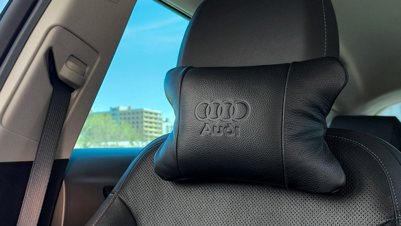 nabor-kozanyx-podusek-audi-brelok-v-podarok-poduski-na-podgolovnik-v-avto-big-0