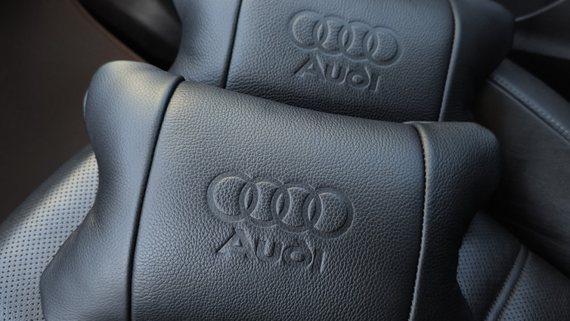 nabor-kozanyx-podusek-audi-brelok-v-podarok-poduski-na-podgolovnik-v-avto-big-7