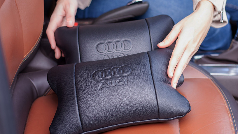 nabor-kozanyx-podusek-audi-brelok-v-podarok-poduski-na-podgolovnik-v-avto-big-2