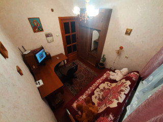 Кімната не прохідна з сучасним комп'ютером