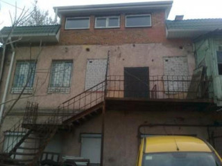 Продам. Будівлю 300 м.кв. 3 сотки. Майдан Озерний