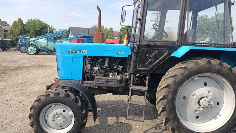 traktor-mtz-821-big-0