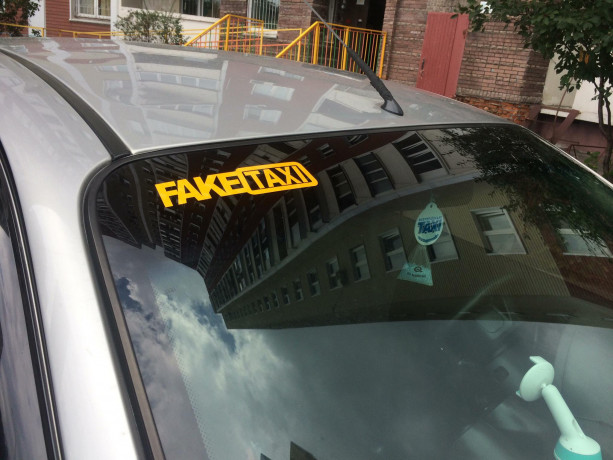 nakleiki-na-avtomobil-faketaxi-cernaia-krasnaia-belaia-zeltaia-svetootrazaiushhaia-big-2