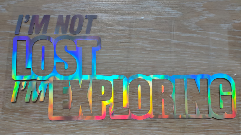 nakleika-na-avto-im-not-lost-im-exploring-perevoditsia-ia-ne-poterialsia-ia-issleduiu-big-0