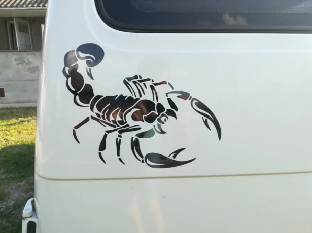 nakleika-na-avto-skorpion-cernaia-2-st-big-1