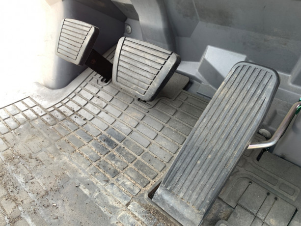 pogruzcik-mitsubishi-na-15-tonny-2020-goda-na-pnevmosinax-big-6