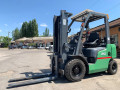 avtopogruzcik-nissan-na-2-tonny-s-dopolnitelnoi-gidroliniei-small-0