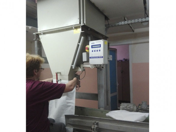 dozator-z-promiznim-bunkerom-sveda-dvs-301-50-1pb-big-5