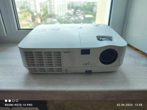 proektor-nec-np-115-novaia-lampa-stolik-podstavka-big-3