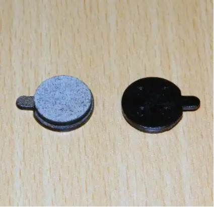 kolodki-tormoznye-s-fiksatorom-elektrosamokata-xiaomi-m365-kompl-2-st-d18-mm-big-0