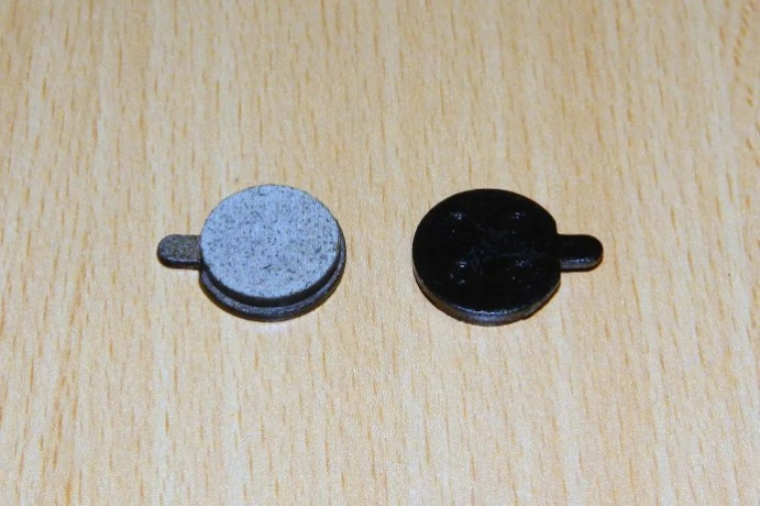 kolodki-tormoznye-s-fiksatorom-elektrosamokata-xiaomi-m365-kompl-2-st-d18-mm-big-1