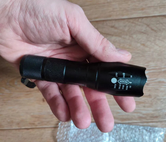 vodonepronicaemyi-takticeskii-led-fonarik-iarkost-1000-1800-lumens-big-7