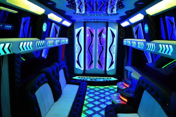 limuzin-mega-hummer-h2-belyi-arenda-big-5