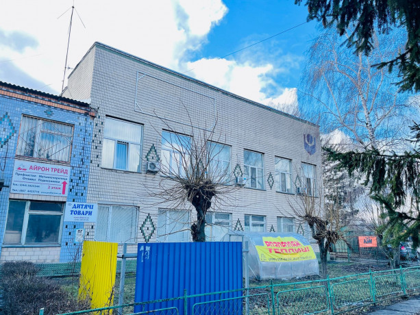 prodaz-ofisnoyi-budivli-782-m2-brovari-big-0
