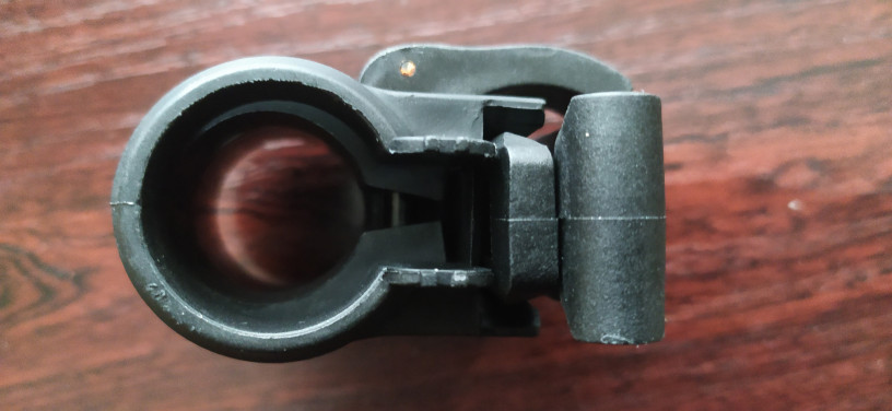 kreplenie-dlia-takticeskogo-fonaria-aps-flashlight-mount-black-big-3