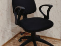 ofisne-krislo-stul-komfort-z-pidlokitnikami-ta-pidiomom-small-0