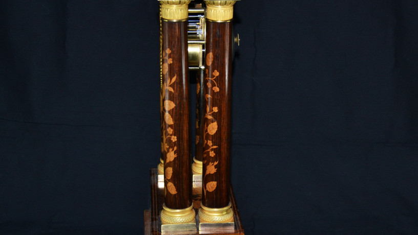 casy-portik-karla-x-iz-pozolocennoi-bronzy-s-inkrustaciei-big-5