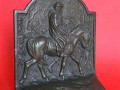 vintaznaia-kniznaia-podstavka-s-barelefom-dz-vasingtona-small-1