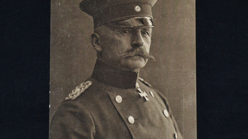 gerfiurer-ak-ekszellenc-fon-mudra-v-uniforme-s-ordenom-big-0