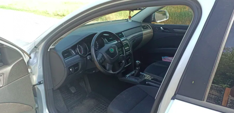 skoda-superb-2012g-universal-20l-big-3