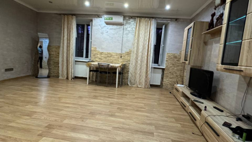 prodam-trexkomnatnuiu-kvartiru-s-remontom-v-centre-big-5