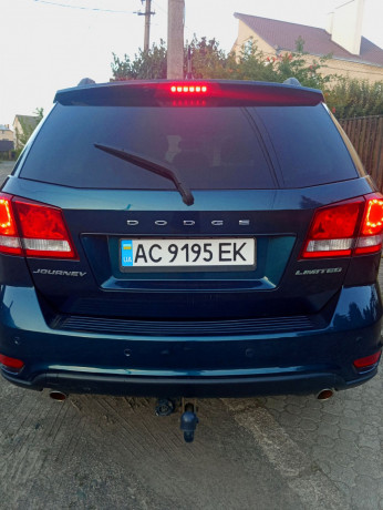 avtomobil-dodge-journey-big-3