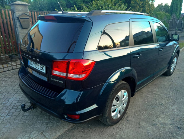 avtomobil-dodge-journey-big-2