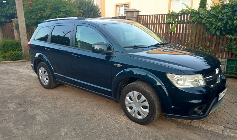 avtomobil-dodge-journey-big-1
