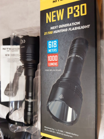 takticnii-vodoneproniknii-lixtar-nitecore-p30-new-big-1