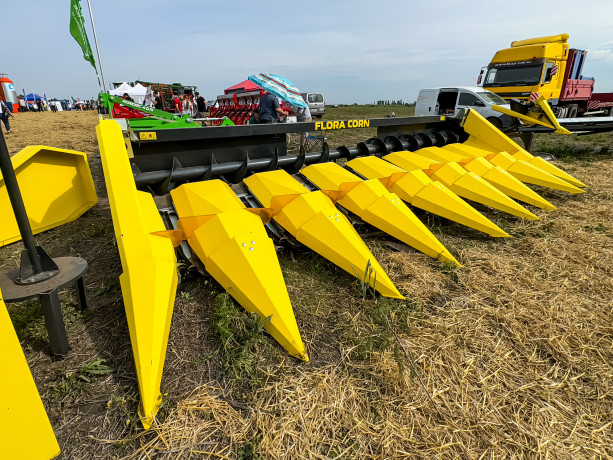 znivarka-dlia-zbirannia-kukurudzi-flora-corn-870-8-mi-riadna-big-1
